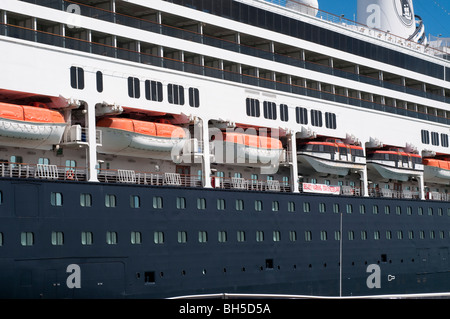 Rettungsboote auf Fähre angedockt im Princes wharf Auckland, Neuseeland Stockfoto