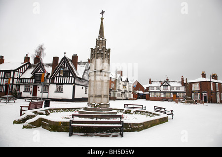 Winter mit Kriegerdenkmal in Sandbach Cheshire UK Stockfoto