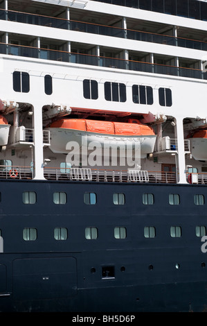 Rettungsboote auf Fähre angedockt im Princes wharf Auckland, Neuseeland Stockfoto