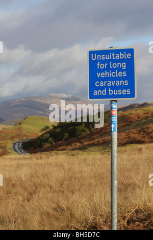 Blaue Verkehr Zeichen "ungeeignet für lange Fahrzeuge' mit einem einzigen verfolgen Straße und den Hügeln der schottischen Highlands im Hintergrund Stockfoto