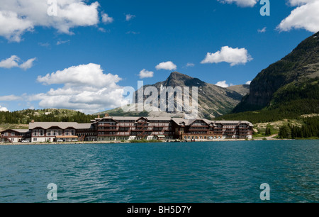 Das türkisfarbene Wasser des Swiftcurrent Lake und Many Glacier Hotel Stockfoto