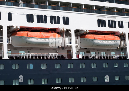 Rettungsboote auf Fähre angedockt im Princes wharf Auckland, Neuseeland Stockfoto