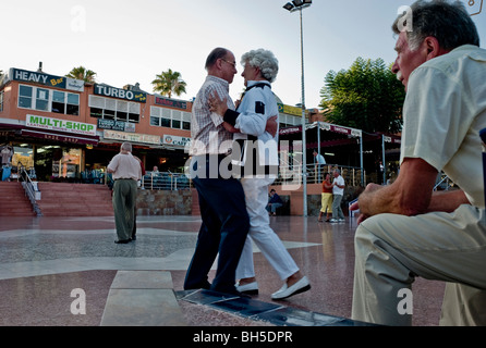 A ein älteres Ehepaar tanzen im freien Markt Teil des Zentrums Kasbah in Playa del Ingels Gran Canaria Spanien Stockfoto