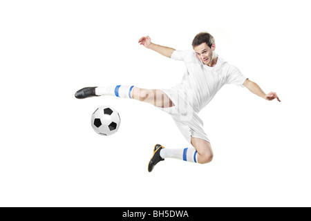 Fußball-Spieler einen Ball isoliert auf weißem Hintergrund Stockfoto
