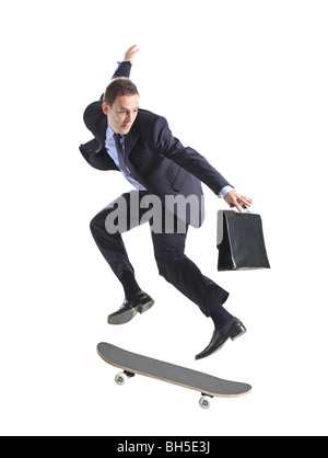 Ein Geschäftsmann mit Skateboard springen, isoliert auf weißem Hintergrund Stockfoto