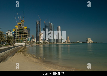 Skyline von Doha, Katar mit Meer und der Corniche Promenade im Vordergrund Stockfoto