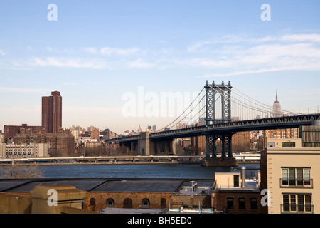 Ein Blick auf die Manhattan Bridge von der Brooklyn Bridge auf einem klaren Wintermorgen (von der Brooklyn-Seite) Stockfoto