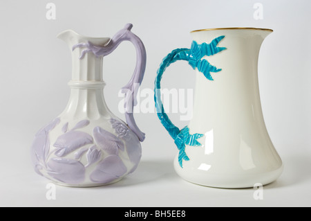 Englische antike Relief gegossen Krug mit Waterlily Design von Samuel Alcock & Co. und einem englischen China Krug mit Multifunktionsleiste Griff. Stockfoto