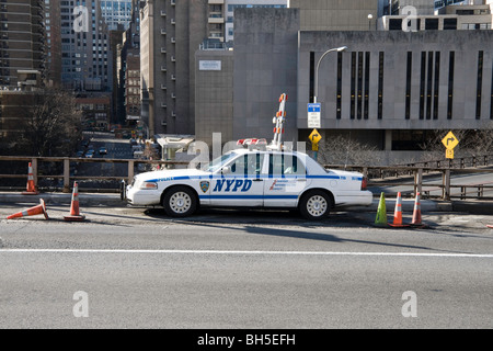 Ein New York Police Department (NYPD) Streifenwagen geparkt an der Seite von der Straße auf der Manhattan Seite der Brooklyn Bridge Stockfoto