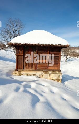 Dorf Lelic, traditionelle serbische wirtschaftliche Gebäude "Vajat", Haus, Architektur in West-Serbien, Winter, Schnee Stockfoto