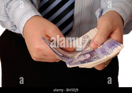 Mann seine zwanzig Pfund-Banknoten zählen Stockfoto