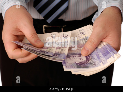 Mann seine zwanzig Pfund-Banknoten zählen Stockfoto