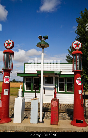 Alten roten Zapfsäulen an der Big Horn County historische Museum Hardin, Montana, USA Stockfoto