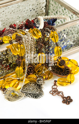 Schmuck legen über Schmuck-box Stockfoto