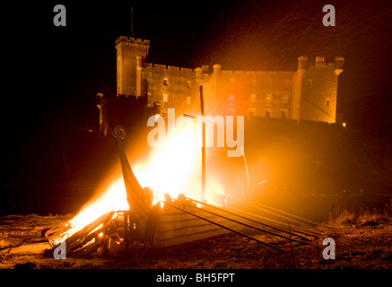 Dunvegan Castle, Isle Of Skye - Lagerfeuer und das Brennen von einer Nachbildung Wikinger-Langschiff. Stockfoto