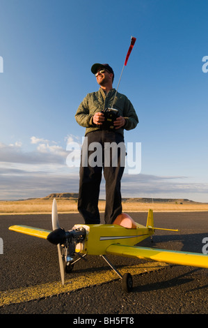 Mike Biggle mit seinem Radio gesteuerte Flugzeug Stockfoto