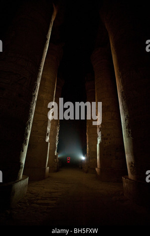 Nachtprogramm Beleuchtung im Tempel von Karnak in Luxor, Ägypten, Afrika Stockfoto