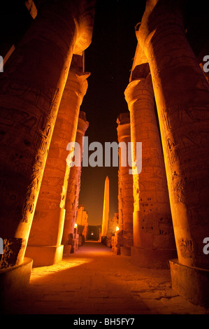 Nachtprogramm Beleuchtung im Tempel von Karnak in Luxor, Ägypten, Afrika Stockfoto