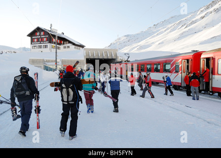 Matterhorn-Gotthard-Bahn-Zug am Oberalppass, Schweizer Alpen Stockfoto