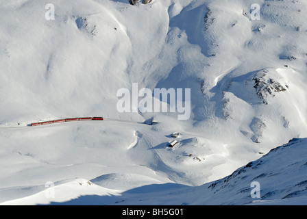 Matterhorn-Gotthard-Bahn-Zug am Oberalppass, Kanton Uri, Schweiz Stockfoto