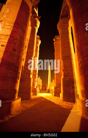 Nachtprogramm Beleuchtung im Tempel von Karnak in Luxor, Ägypten, Afrika Stockfoto