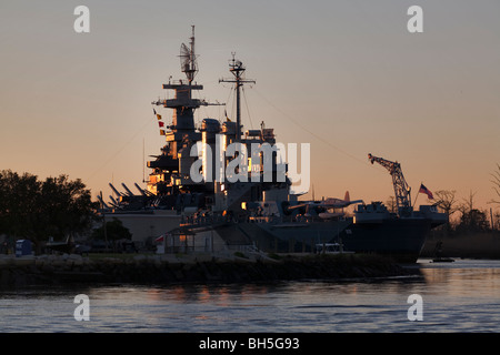 Sonnenuntergang hinter USS North Carolina Stockfoto
