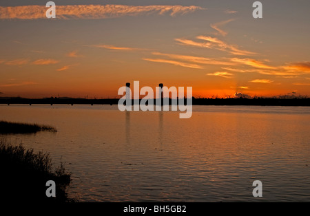 Rio Vista Brücke über den Sacramento River bei Sonnenuntergang im Januar 2010. Die nächste Stadt ist Rio Vista, Kalifornien. Stockfoto