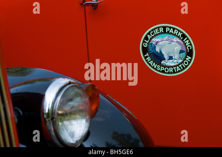 Detail eines historischen "Roter Bus" vor Lake McDonald Lodge Stockfoto