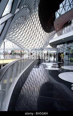 Obere Etage des Einkaufszentrums MyZeil im Rahmen des Palais Quartier in der deutschen Stadt Frankfurt. Stockfoto