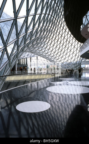 Obere Etage des Einkaufszentrums MyZeil im Rahmen des Palais Quartier in der deutschen Stadt Frankfurt. Stockfoto