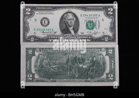 Zwei seltene zwei Dollar ($2) Vereinigte Staaten von Amerika Banknoten (Rechnungen). 1976-Serie.  Schwarzer Hintergrund. Stockfoto