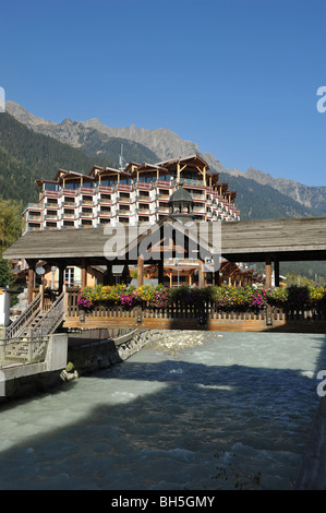 Fuß Brücke über den Fluss Arve in die Alpine Stadt von Chamonix Mont Blanc, Haute Savoie, Rhone-Alpes, Frankreich. Der Fluss Arve. Stockfoto