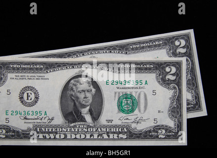 Zwei seltene zwei Dollar ($2) Vereinigte Staaten von Amerika Banknoten (Rechnungen). 1976-Serie.  Schwarzer Hintergrund. Stockfoto