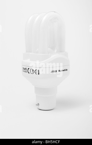Energiesparende Glühbirne auf weißen Hintergrund isoliert. Stockfoto