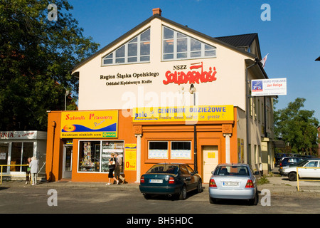 Solidarität / Solidarnosc-Logo auf ein Büro in der polnischen Stadt Kedzierzyn-KoAle. Polen. Stockfoto