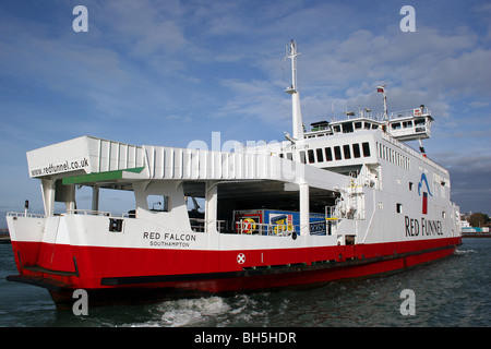 Auto und Personenfähre, genannt der rote Falke betrieben von Red Funnel Company zwischen Southampton und der Isle Of Wight Stockfoto