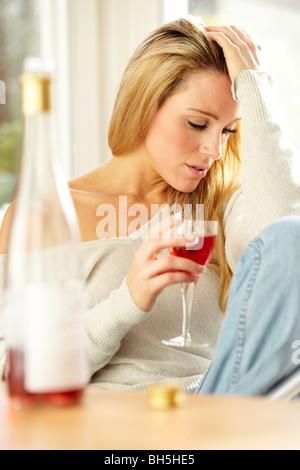 Frau trinkt Wein Stockfoto