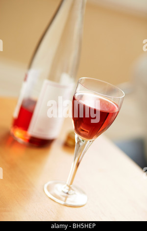 Nahaufnahme von einer Flasche Wein und Glas Stockfoto