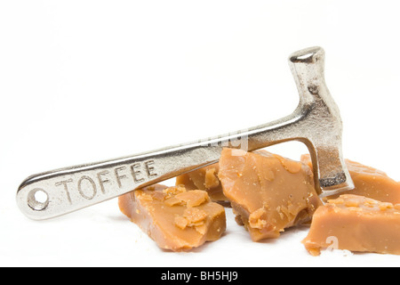 Gebrochene Toffee und Silber gefärbt Toffee Hammer auf weißen Hintergrund isoliert. Stockfoto