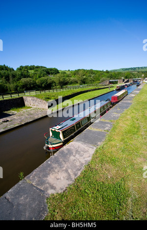 Schmale Boote auf dem Peak Forest Kanal im Buxworth Basin in der Nähe von Whaley Bridge in Derbyshire; Stockfoto