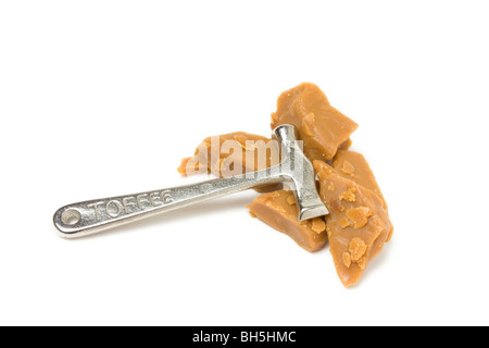 Gebrochene Toffee und Silber gefärbt Toffee Hammer auf weißen Hintergrund isoliert. Stockfoto