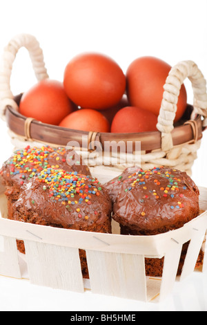 Schokoladenkuchen und Korb mit Ostereiern Stockfoto