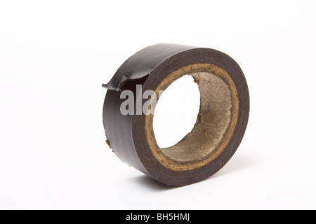 Klebebandrolle schwarz PVC Isolierung isoliert vor weißem Hintergrund. Stockfoto