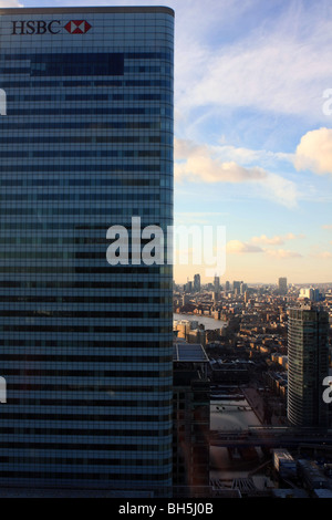 ein Blick über London vom 27. Stock der Barclays Bank in Canary Wharf mit der Hsbc Gebäude, füllen das Halbformat Stockfoto