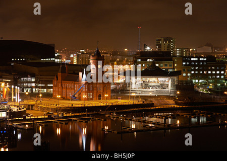 Cardiff Bay bei Nacht South Wales zeigt das Pierhead Gebäude und die Waliser Versammlung Gebäude Stockfoto