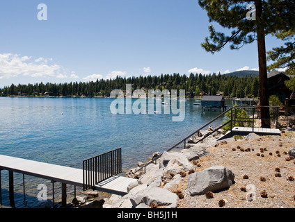 Schöne Freizeitresort mit Bootfahren und Schwimmen Einrichtungen an einem Strand Dorf von Emerald Bay des Lake Tahoe in Kalifornien. Stockfoto