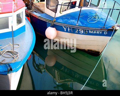 Zwei Fischerboote, Hafen von Newquay, Cornwall Stockfoto