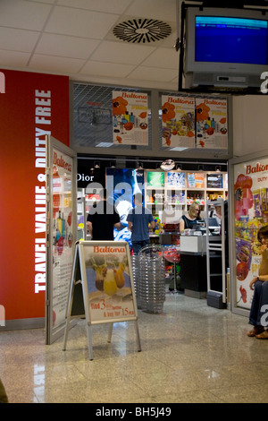 Duty free Shop in der Nähe der Passagier-Abflug-Gate am Krakauer John Paul II International Airport (Balice) Krakau, Polen. Stockfoto