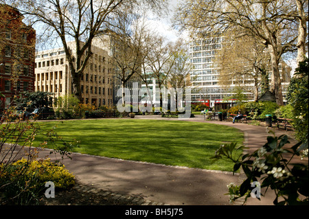 Red Lion Square im Zentrum von London. Das London City Garden für Arbeitnehmer eine Pause zu machen oder zu Mittag essen Stockfoto