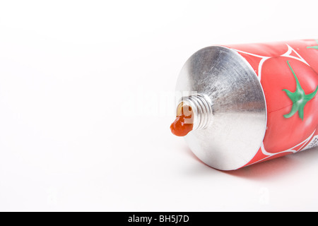 Tomaten pürieren Rohr aus niedrigen Sicht auf weißen Hintergrund isoliert. Stockfoto